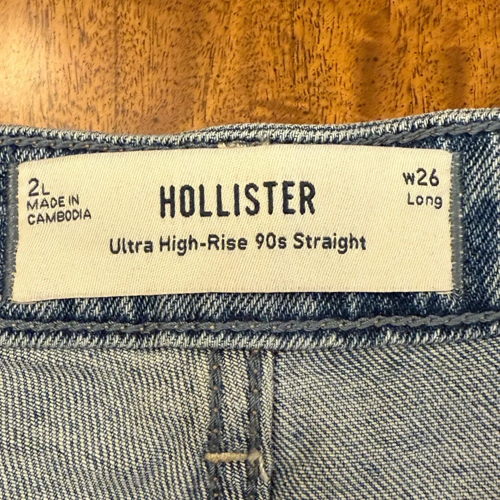 HOLLISTER women’s Ultra High-Rise Medium Wash 90s Straight Jeans